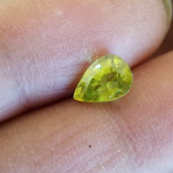 Natural Sphene green tear pear gem - Picture 9 of 17